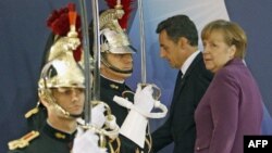 Thủ tướng Ðức Angela Merkel và Tổng thống Pháp Nicolas Sarkozy đến dự hội nghị tại Cannes, Pháp