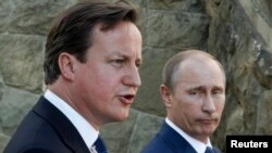 Thủ tướng Anh David Cameron (trái) và Tổng thống Nga Vladimir Putin nói chuyện với các nhà báo, 10/5/13