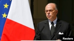 Bộ trưởng Nội vụ Pháp Bernard Cazeneuve tham dự một cuộc họp báo tại Bộ Nội vụ ở Paris, Pháp, 22/8/2015.