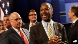 Ông Ben Carson, thứ hai từ phải sang, chờ xem cuộc tranh luận tổng thống lần ba giữa bà Hillary Clinton và ông Donald Trump ở Las Vegas, 19/10/2016.