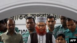 Cảnh sát Bangladesh áp tải ông Delwar Hossain Sayeedi (giữa) tới tòa án ở Dhaka, Bangladesh, ngày 21/11/2011