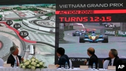 Tư liệu: Chủ tịch và CEO Formula 1 Chase Carey, trái, Chủ tịch UBND tp Hà Nội Nguyễn Đức Chung, thứ nhì từ trái, và 2 quan chức khác tại Hà Nội, hôm thứ Tư 7/1/2018. 