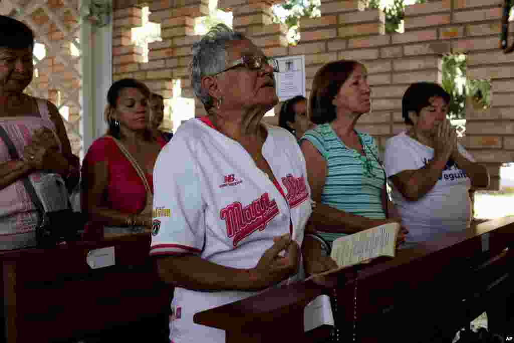 Những người ủng hộ Tổng thống Chavez cầu nguyện cho &ocirc;ng tại nh&agrave; nguyện của bệnh viện qu&acirc;n đội ở Caracas, ng&agrave;y 5/3/2013.