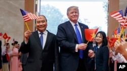 Thủ tướng Nguyễn Xuân Phúc tiếp Tổng thống Mỹ Donald Trump khi ông đến Hà Nội dự hội nghị thượng đỉnh Mỹ-Triều vào ngày 27/2/2019.