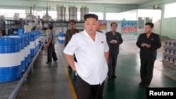 Lãnh tụ Bắc Triều Tiên Kim Jong Un thăm Nhà máy Dầu nhớt Chonji tại Bình Nhưỡng, ngày 6/8/2014.