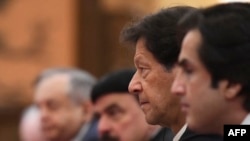 وزیرِ اعظم عمران خان ںے ملکی سیاسی صورت حال پر مشاورت کے لیے تحریک انصاف کی کور کمیٹی کا ہنگامی اجلاس طلب کر لیا ہے۔ (فائل فوٹو)