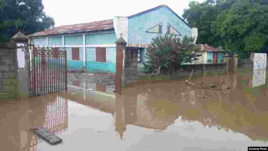 Yon Legliz ki anvayi ak dlo nan vil Wanament ki nan depatman nodwes peyi Dayiti, 8 septanm 2017. (Foto - Josiah Cherenfant, jounalis sitwayen) &nbsp;