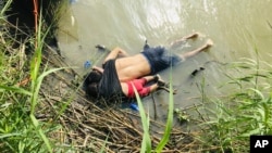 Thi thể của di dân El Salvador Oscar Alberto Martínez Ramírez và con gái gần 2 tuổi bên bờ sông Rio Grande, Mexico, hôm 24/6/2019