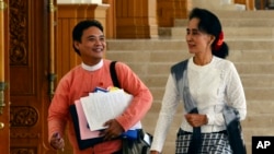 Lãnh tụ đối lập Myanmar Aung San Suu Kyi và một thành viên quốc hội của Đảng Liên minh Dân chủ Toàn quốc, rời cuộc họp thường kỳ của Hạ viện Quốc hội tại Naypyitaw, Myanmar. (Ảnh tư liệu ngày 3/12/2015)