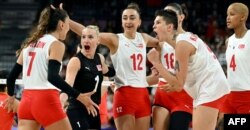 Kadın Milli Voleybol Takımı karşılaşma sonunda gözyaşlarını tutamadı.