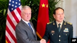 Bộ trưởng Quốc phòng Mỹ Jim Mattis và Bộ trưởng Quốc phòng Trung Quốc Ngụy Phượng Hòa (Wei Fenghe), Singapore, 18/10/2018.