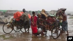 Người Hồi giáo Rohingya chất đồ đạc lên xe kéo tại trại tị nạn ở Sittwe, tây bắc Rakhine, Miến Ðiện, ngày 16/5/2013.