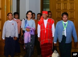 Bà Aung San Suu Kyi rời cuộc họp ở Hạ viện Quốc hội Myanmar ngày 1/12/2015.