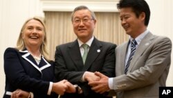 Từ trái: Ngoại trưởng Hoa Kỳ Hillary Clinton, Ngoại trưởng Nam Triều Tiên Kim Sung-hwan, và Ngoại trưởng Nhật Bản Koichiro Gemba bắt tay trước cuộc họp 3 bên tại Diễn đàn Khu vực ASEAN ở Phnom Penh hôm 12/7/12