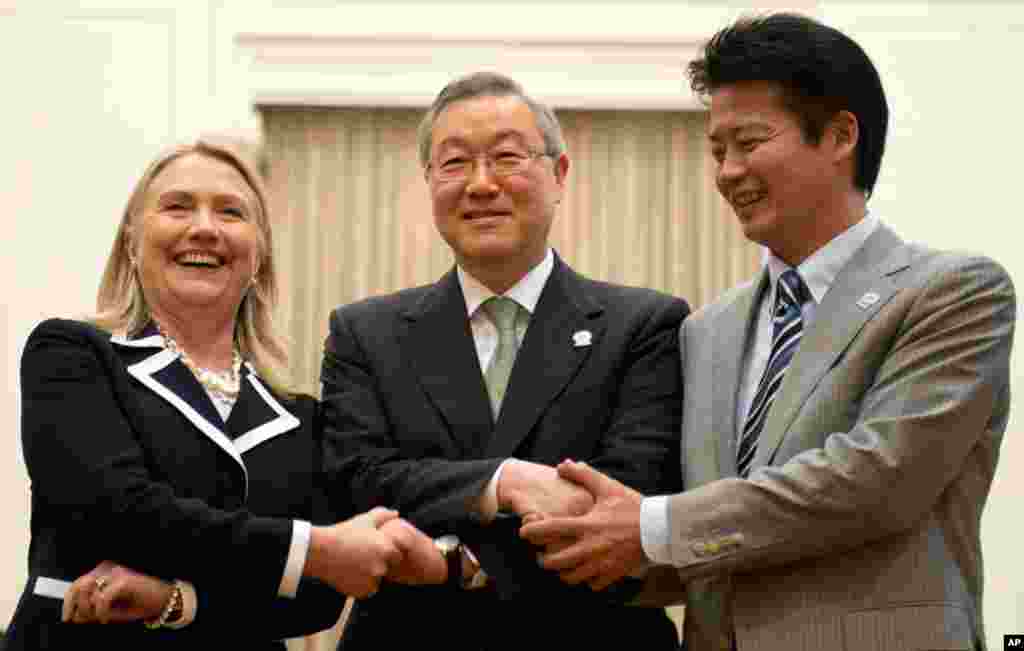 Ngoại trưởng Mỹ Hillary Clinton, Ngoại trưởng H&agrave;n Quốc Kim Sung-hwan (giữa) v&agrave; Bộ trưởng Ngoại giao Nhật Bản Koichiro Gemba bắt tay nhau tại Diễn đ&agrave;n Khu vực ASEAN ở Phnom Penh, Campuchia, ng&agrave;y 12/7/2012