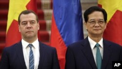 Thủ tướng Nga Ministery Dmitry Medvedev và Thủ tướng Việt Nam Nguyễn Tấn Dũng chứng kiến lễ ký thỏa thuận hợp tác tại Hà Nội, Việt Nam, ngày 4/6/2014.