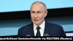 Putin, “Mesele Ukrayna rejiminin bu silahlarla Rusya'yı vurmasına izin verip vermeme meselesi değildir. Bu, NATO ülkelerinin doğrudan askeri bir çatışmaya dahil olup olmamasına karar verme meselesidir” dedi.