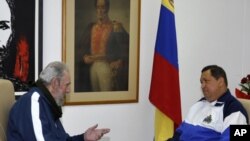 Cựu Chủ tịch Cuba Fidel Castro (trái) thăm Tổng thống Venezuela Hugo Chavez đang chữa bệnh ở Havana, ngày 2 tháng 3, 2012