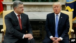 Tổng thốngt Donald Trump phát biểu trong cuộc họp với Tổng thống Ukraine, Petro Poroshenko tại Phòng Bầu dục Tòa Bạch Ốc ngày 20/6/2017.