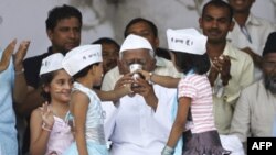 Nhà hoạt động chống tham nhũng Anna Hazare, 74 tuổi, chấm dứt tuyệt thực hôm nay tại một góc phố ở New Delhi