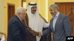 Tổng thống Palestine Mahmoud Abbas (trái) và Thủ lãnh phe Hamas Khaled Meshaal (phải) trong buổi lễ ký thỏa thuận tại Doha, Qatar, ngỳ 6/2/2012