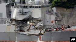 Mạn tàu USS Fitzgerald nhìn từ Căn cứ Hải quân Mỹ ở Yokosuka, tây-nam Tokyo, hôm 18/6/2017. Người nhái tìm thấy một số thi thể của thủy thủ hôm Chủ nhật 18/6 trên con tàu bị hư hại nặng sau vụ đụng tàu với một tàu hàng ngoài khơi Nhật Bản.