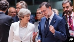 Thủ tướng Anh Theresa May, trái, nói chuyện với thủ tướng Tây Ban Nha Mariano Rajoy tại hội nghị thượng đỉnh EU ở Brussels hôm 23/6.