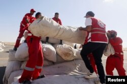 Mısır Kızılayı, El Ariş Havaalanı'nda Gazze'ye giden yardımları koordine ediyor.