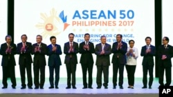 Các bộ trưởng ngoại giao ASEAN Foreign Ministers trong buổi lễ khai mạc Hội nghị Bộ trưởng Ngoại giao ASEAN lần thứ 50 tại Trung tâm Hội nghị Quốc tế Philippines, ngày 5 tháng 8, 2017 ở ngoại ô thành phố Pasay, phía nam Manila, Philippines. 