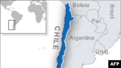 Nhân viên cứu hộ Chile khoan lỗ để tiếp xúc với công nhân bị kẹt trong mỏ