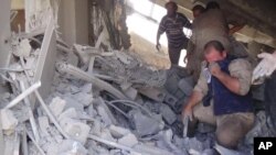 Cảnh tượng đổ nát sau một cuộc không kích ở Talbiseh, Syria, ngày 30/9/2015. 