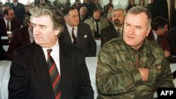 Ông Ratko Mladic (phải) từng là chỉ huy trưởng các lực lượng Serb-Bosnia trong cuộc chiến diễn ra sau khi Liên Bang Nam Tư tan vỡ