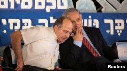 Thủ tướng Israel Benjamin Netanyahu (phải) nói chuyện với bộ trưởng Quốc phòng Moshe Yaalon trong lễ tốt nghiệp của các học viên hải quân Israel ở thành phố miền bắc Haifa, 2/9/2014.