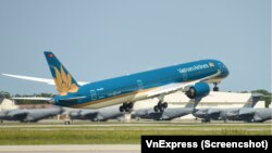 Máy bay 787-10 của Vietnam Airlines tại sân bay ở Seatlle của Mỹ hồi tháng 8/2019. VNA sẽ bắt đầu khai thác đường bay thẳng thường lệ tới Mỹ từ 28/11.