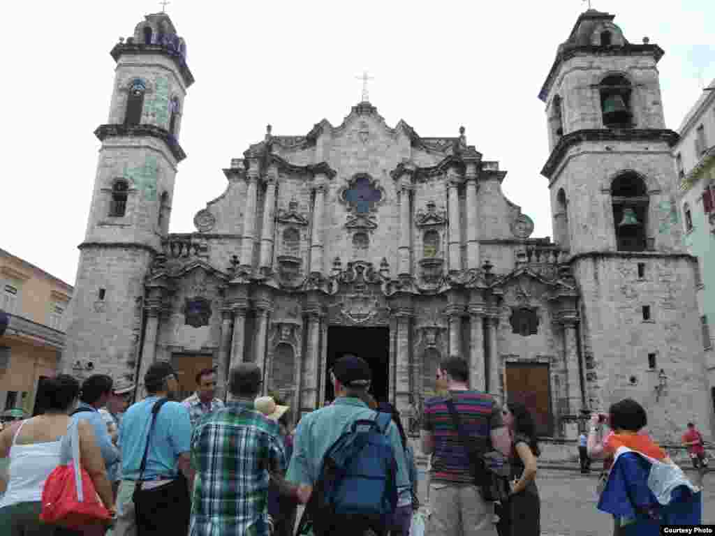 Nhà thờ chính toà Havana (ảnh Bùi Văn Phú)