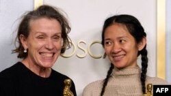 Diễn viên Frances McDormand (trái) and đạo diễn Chloe Zhao, tại lễ trao giải Oscar, 25 tháng Tư.