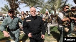 Thủ tướng Iraq Haider al-Abadi (thứ 2 từ trái sang) thăm một căn cứ quân sự Iraq ở Trại Tariq gần Fallujah, Iraq, 1/6/2016.