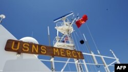 Tàu bệnh viện USNS Mercy treo cờ Việt Nam ở vịnh Nha Trang.