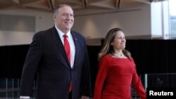 Ngoại trưởng Mỹ Mike Pompeo và Ngọai trưởng Canada Chrystia Freeland đi đến phòng họp báo chung ở Ottawa, Ontario, Canada, ngày 22/8/2019.