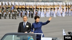 Tổng thống Nam Triều Tiên Park Geun-hye vẫy chào trong cuộc duyệt binh qui mô lớn tại Seoul để mừng lễ kỷ niệm ngày thành lập quân đội, 1/10/2013.