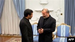 Ngoại trưởng Manouchehr Mottaki (phải) đã bị Tổng thống Iran Mahmoud Ahmadinejad (trái) sa thải