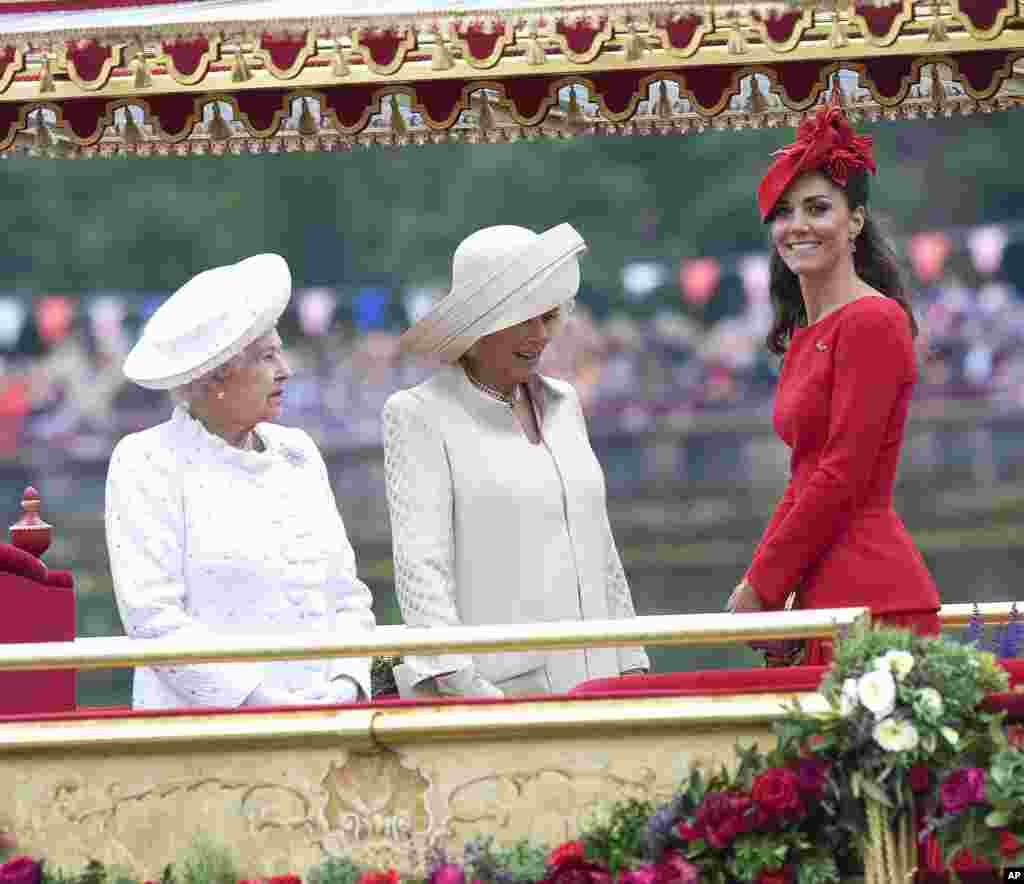 Nữ công tước của Cambridge Kate Middleton (phải), Nữ công tước Camilla và Nữ hoàng Elizabeth xem buổi lễ rước thuyền từ thuyền của Nữ hoàng.