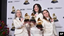 En iyi rock performansı, 'Not Strong Enough' ile en iyi rock şarkısı ve 'The Record' albümüyle en iyi alternatif müzik albümü ödüllerini alan boygenius'ın üyeleri Phoebe Bridgers, from left, Lucy Dacus ve Julien Baker.