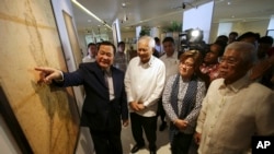 Thẩm phán Philippines Antonio Carpio trình bày về vùng Bãi cạn Scarborough cho Ngoại trưởng Philippines Albert del Rosario, Bộ trưởng Tư pháp Leila de Lima và Bộ trưởng Quốc phòng Voltaire Gazmin, 11/9/15