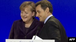 Thủ Tướng Đức Angela Merkel (trái) và Tổng thống Pháp Nicolas Sarkozy đã đề xuất một số biện pháp kinh tế cho các nước EU