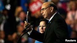 Ông Khizr Khan và vợ Ghazala phát biểu trong ngày cuối của Đại hội Đảng Dân chủ toàn quốc ở Philadelphia, 28/7/2016.