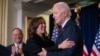 Phó Tổng thống Hoa Kỳ Kamala Harris ôm Tổng thống Hoa Kỳ Joe Biden trước khi phát biểu tại Tiệc chiêu đãi cuối năm của Ủy ban Quốc gia Dân chủ tại Washington, DC, ngày 15/12/2024.