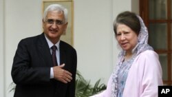 Tân Ngoại trưởng Ấn Độ Salman Khurshid (trái) chuẩn bị bắt tay với lãnh tụ đối lập Bangladesh Khaleda Zia tại New Delhi, ngày 30/10/2012