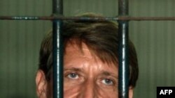 Nghi can Viktor Bout bị cáo buộc âm mưu cung cấp vũ khí cho một tổ chức phiến loạn Colombia bị Hoa Kỳ xem như một tổ chức khủng bố