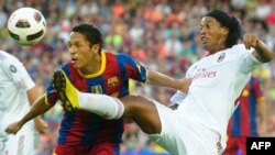 Ronaldinho (phải) tiền đạo của AC Milan, trong trận đấu giao hữu tại sân vận động Camp Nou ở Barcelona, Tây Ban Nha hồi tháng 8